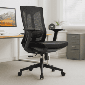 Silla de oficina ergonómica negra con respaldo de malla y ajuste de altura. Ideal para espacios de t.