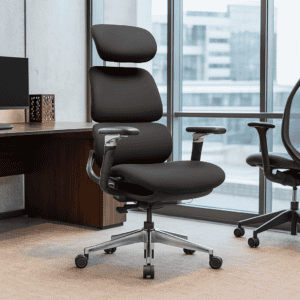 Silla de oficina ergonómica con respaldo ajustable y ruedas para comodidad y movilidad.