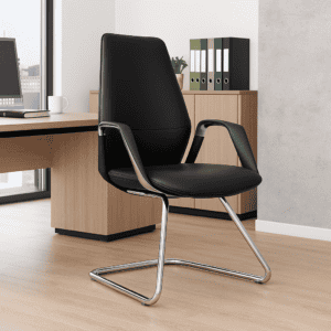 Silla de oficina ergonómica negra en oficina moderna con escritorio y archivos.