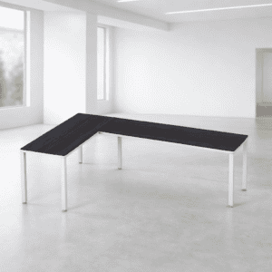 Mesa de oficina moderna y funcional en espacio minimalista.