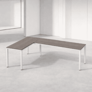 Escritorio de oficina en forma de L con superficie de madera y estructura metálica blanca, ideal par.