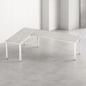 Mesa de oficina moderna y funcional en espacio minimalista.