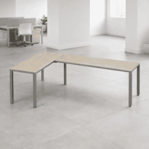 Mesa de oficina moderna y minimalista en espacio de trabajo abierto.