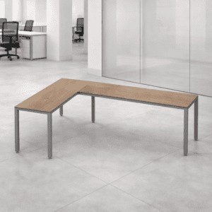 Mesa de oficina en forma de L con superficie de madera y estructura metálica para espacios de trabaj.