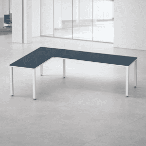 Mesa de oficina en color negro con estructura metálica blanca, ideal para espacios de trabajo profes.