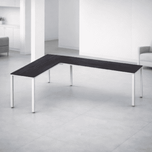 Mesa de oficina moderna con superficie de madera oscura y estructura metálica en espacio minimalist.