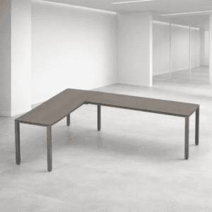 Mesa de oficina moderna y funcional en espacio minimalista.