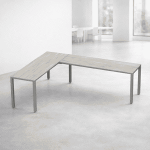Mesa de oficina moderna y minimalista en espacio luminoso.