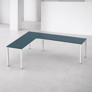 Mesa de oficina en forma de L con superficie azul y estructura metálica blanca para espacios de trab.