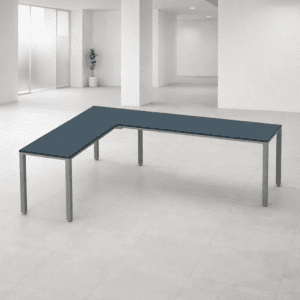 Mesa de oficina moderna y funcional en espacio minimalista y luminoso.