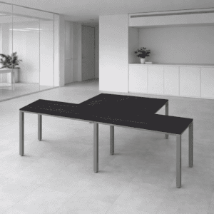 Mesa de oficina moderna y funcional en espacio minimalista.