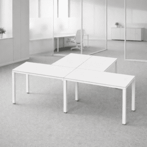 Mesas de oficina blancas modulares en espacio de trabajo moderno y funcional.