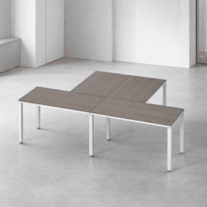 Mesa de oficina moderna con superficie de madera y estructura metálica blanca para espacios de traba.