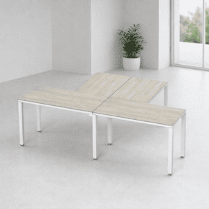 Mesas de oficina modulares blancas y modernas en espacio minimalista.