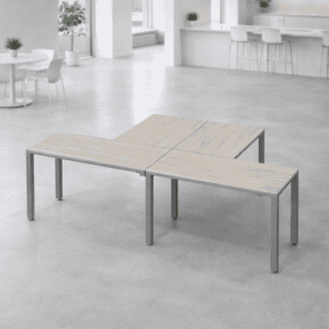 Mesa de oficina moderna y funcional en espacio luminoso y minimalista.