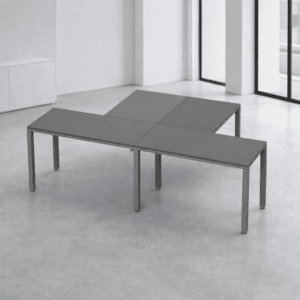 Mesas de oficina modulares en color gris en espacio minimalista y luminoso.