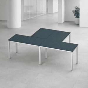 Mesa de oficina modular con superficie en color gris oscuro y estructura metálica en blanco.