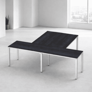 Mesa de oficina moderna y funcional en un espacio minimalista.