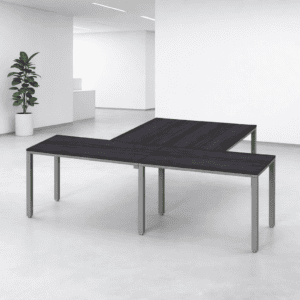 Mesas de oficina modernas y funcionales en color negro con estructura metálica, ideales para espacio.