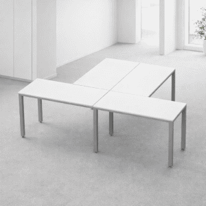 Mesa de oficina blanca con diseño minimalista y estructura metálica resistente.