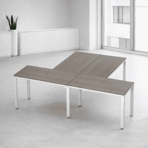 Mesa de oficina ajustable con diseño ergonómico y superficie de madera clara.