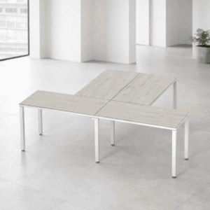 Mesa de oficina moderna y funcional en espacio minimalista.