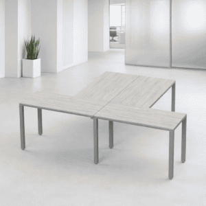 Mesa de oficina moderna y funcional en espacio minimalista.