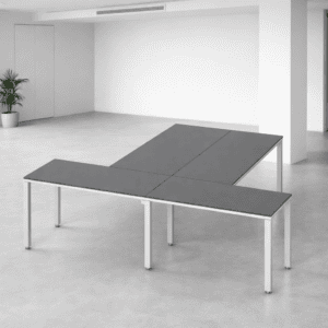 Mesa de oficina moderna y funcional en espacio minimalista.