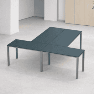 Mesa de oficina modular en color gris oscuro para espacios de trabajo modernos y funcionales.