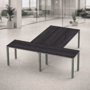 Mesa de oficina ajustable con superficie de madera y estructura metálica para espacios de trabajo.