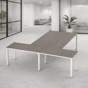 Mesa de oficina moderna y funcional en espacio de trabajo abierto.