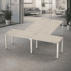 Mesa de oficina ajustable en espacio de trabajo moderno y elegante.