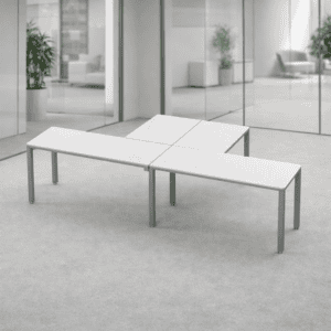 Mesas de oficina modulares en espacio de trabajo moderno y elegante.