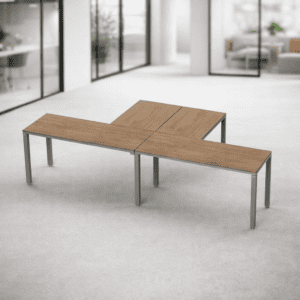 Mesa de oficina modular de madera y metal para espacios de trabajo modernos.