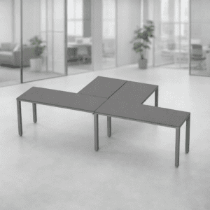 Mesa de oficina modular en un espacio moderno y luminoso.