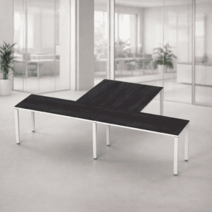 Mesa de oficina moderna y funcional en espacio de trabajo.