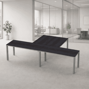 Mesa de oficina moderna y funcional en espacio de trabajo.
