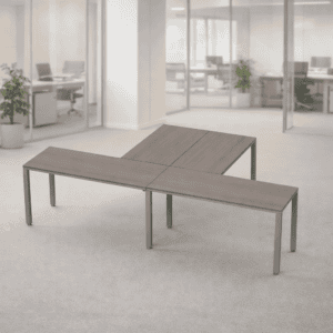 Mesa de oficina moderna y funcional en espacio corporativo.