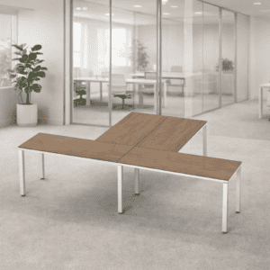 Mesa de oficina moderna y funcional en espacio de trabajo abierto.
