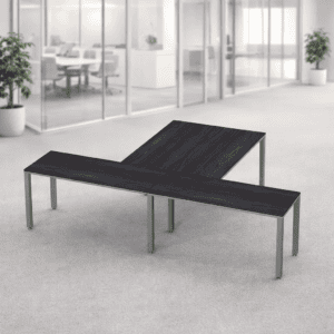 Mesas de oficina modulares en oficina moderna con diseño funcional y elegante.