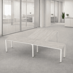 Mesa de oficina moderna y funcional en espacio de trabajo abierto.