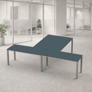 Mesa de oficina modular en oficina moderna con vidrio y plantas.