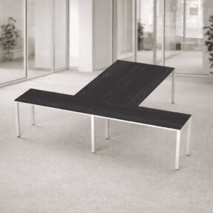Mesa de oficina moderna en espacio corporativo, diseño funcional y elegante.