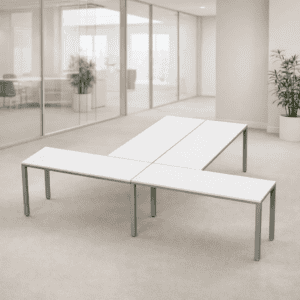 Mesa de oficina moderna y funcional en espacio de trabajo abierto.