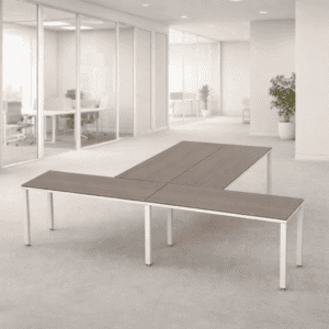 Mesa de oficina moderna y funcional en espacio de trabajo abierto.
