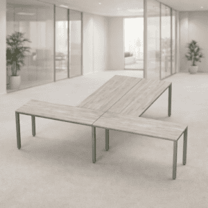 Mesa de oficina moderna y funcional en espacio de trabajo abierto.
