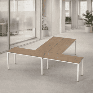 Mesa de oficina moderna y funcional en espacio de trabajo.