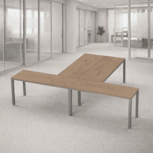 Mesa de oficina moderna y funcional en espacio de trabajo abierto.