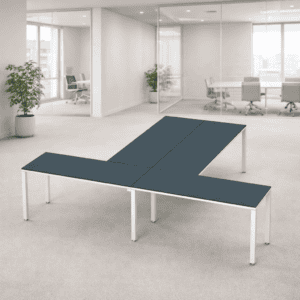 Mesa de oficina moderna y funcional en espacio de trabajo abierto.