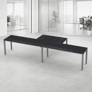 Mesa de oficina moderna y minimalista en espacio de trabajo abierto.